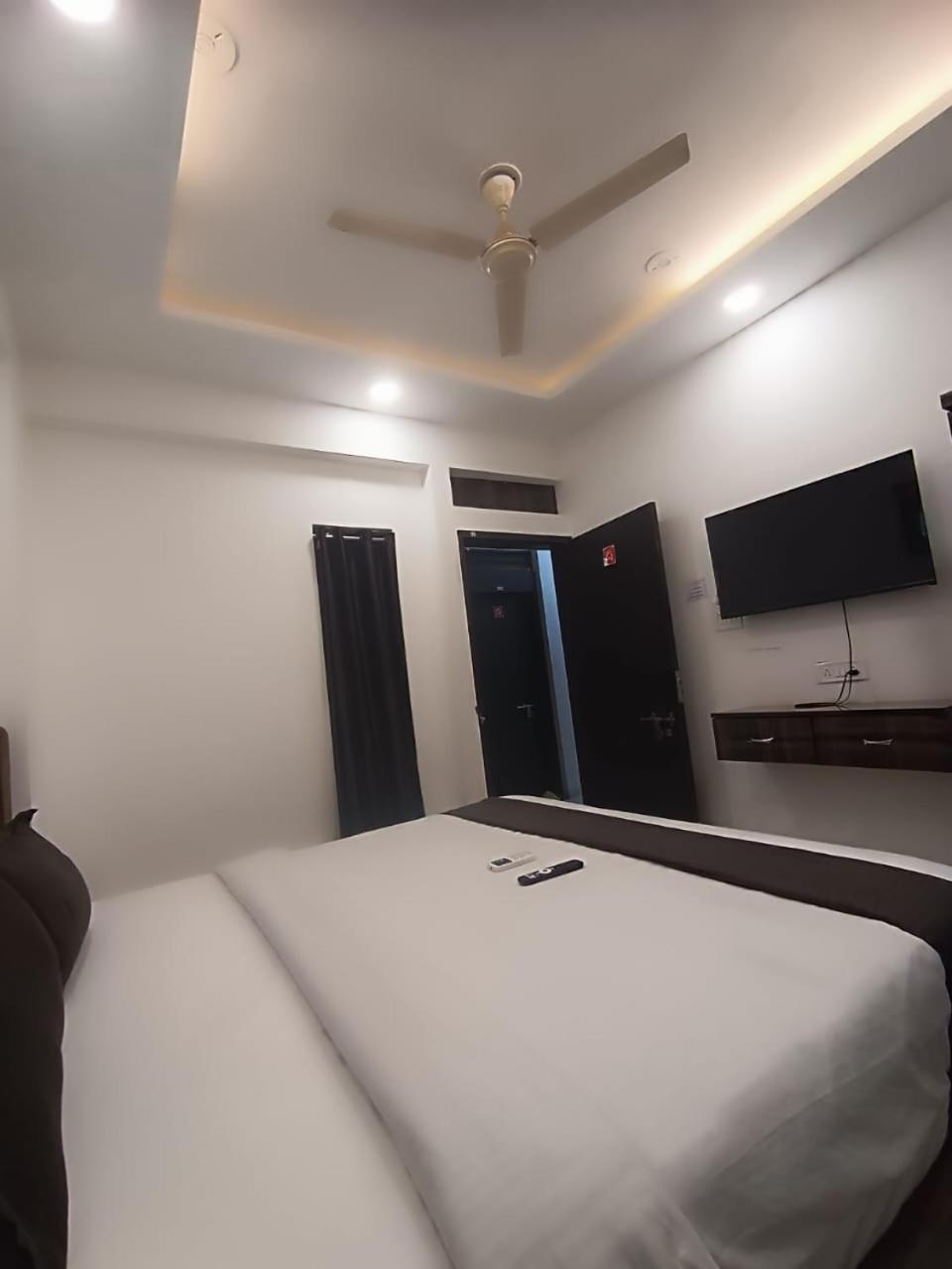 Hotel Kiwi Inn Vijaynagar Scheme 78 Ιντόρ Εξωτερικό φωτογραφία